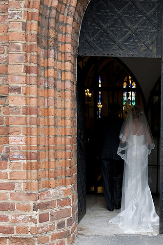 Entrance of bride © Mazur/catholicnews.org.uk